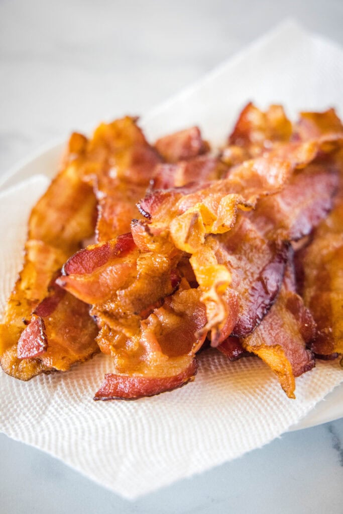 bacon draining on a paper towel