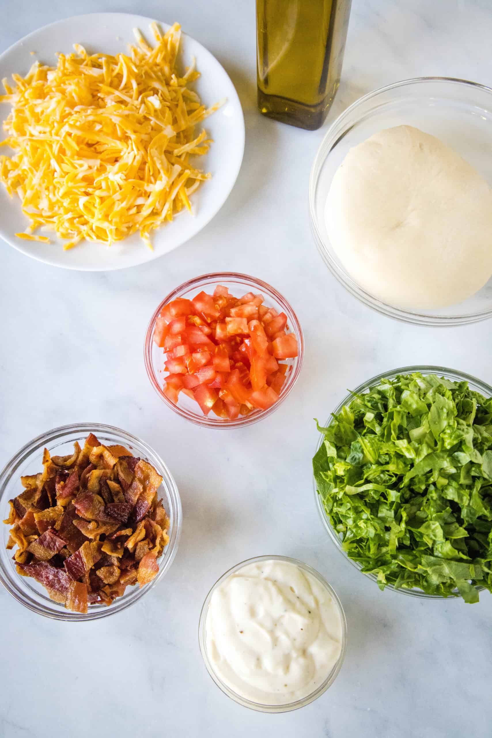BLT pizza toppings and ingredients.