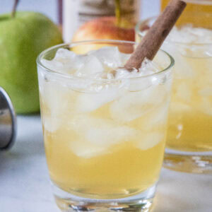 close up bourbon apple cider in a glass