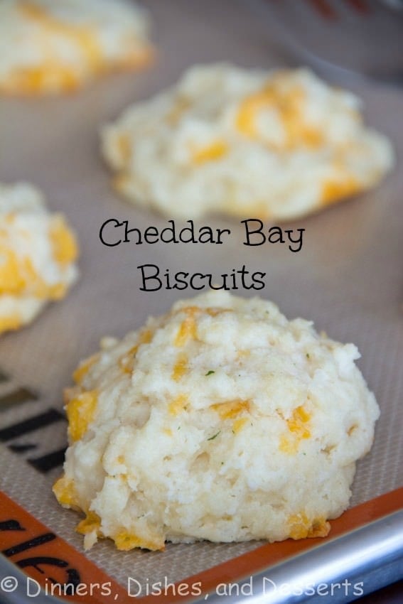 Cheddar Bay Biscuits | @dinnersdishesdessert Cheddar Bay Biscuits - a quick and easy homemade Cheddar Bay Biscuit recipe, just like at Red Lobster