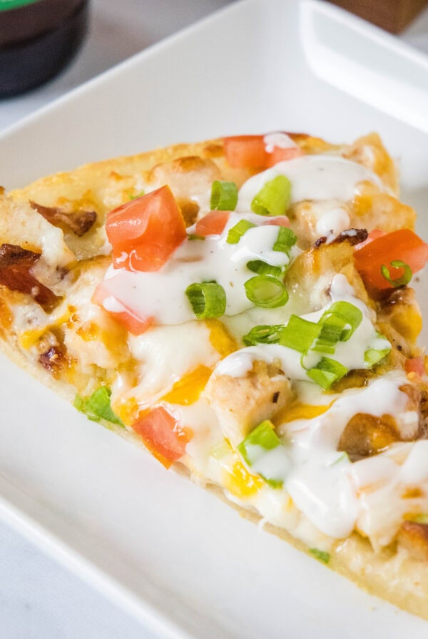 close up chicken bacon pizza on a plate