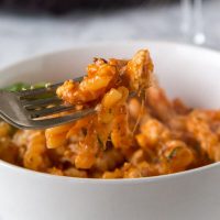 Chicken Parmesan pasta skillet – all the flavors of classic chicken Parmesan in a quick and easy one pan meal. Dinner tonight is sorted!