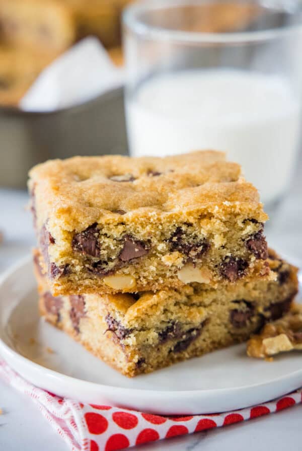 Two Congo bars stacked on a white plate.