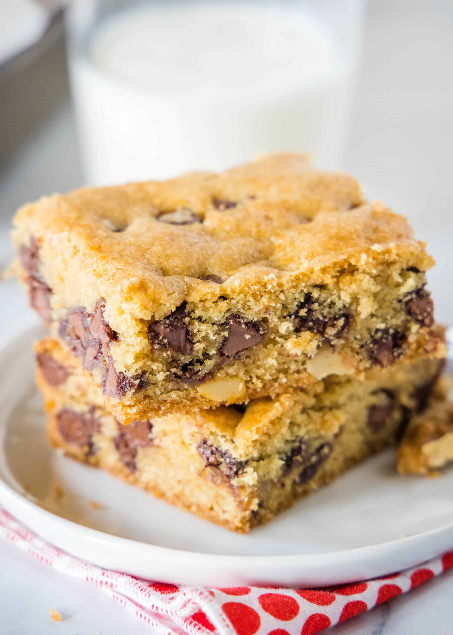 Two Congo bars stacked on a white plate.