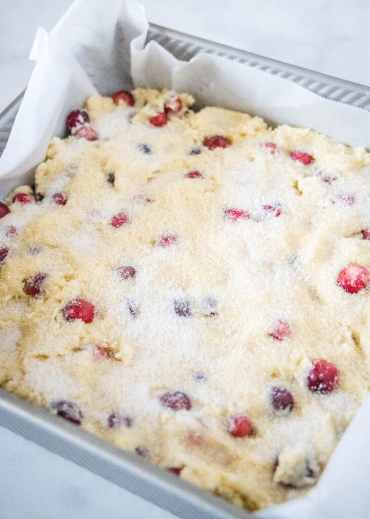sugar sprinkled over bake batter in baking pan