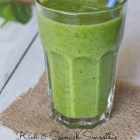 kiwi and spincah smoothie in a cup