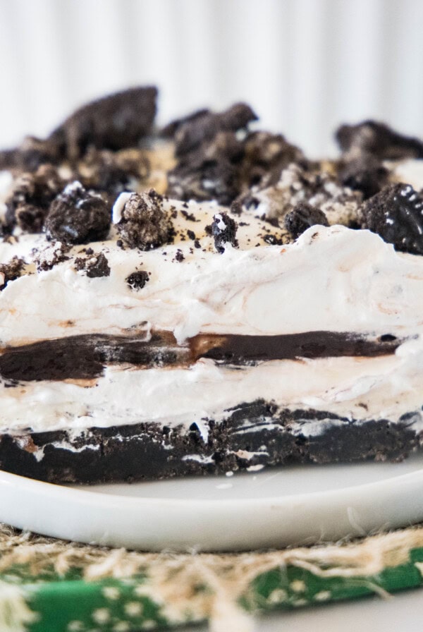 Close up of a slice of Oreo squares on a plate