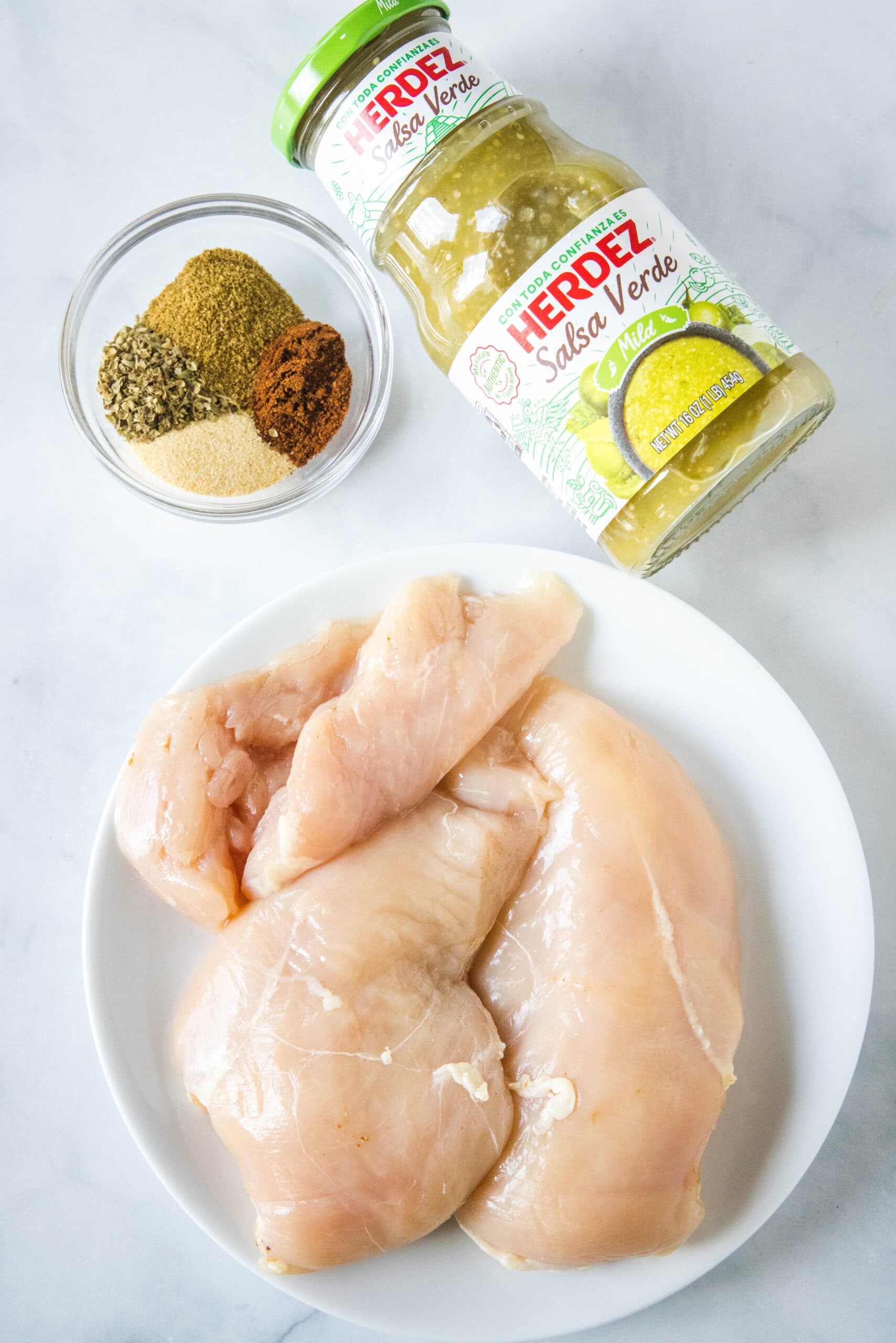 Salsa verde chicken ingredients.