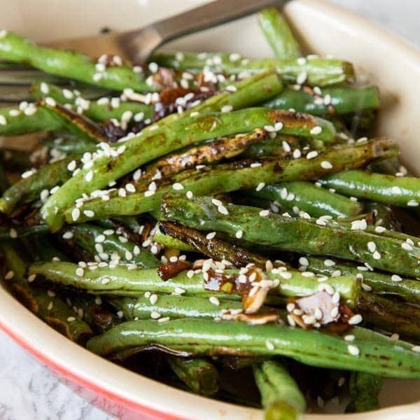 roasted green beans in a dis with sesame seeds