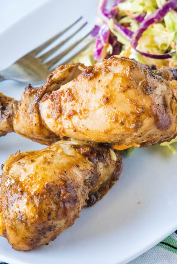 cropped close up chicken drumsticks