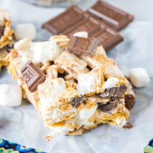 close up s'mores krispie treats