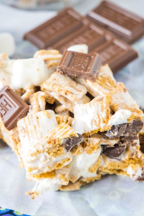 close up s'mores krispie treats