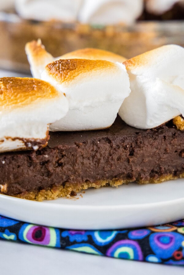 close up s'mores pie