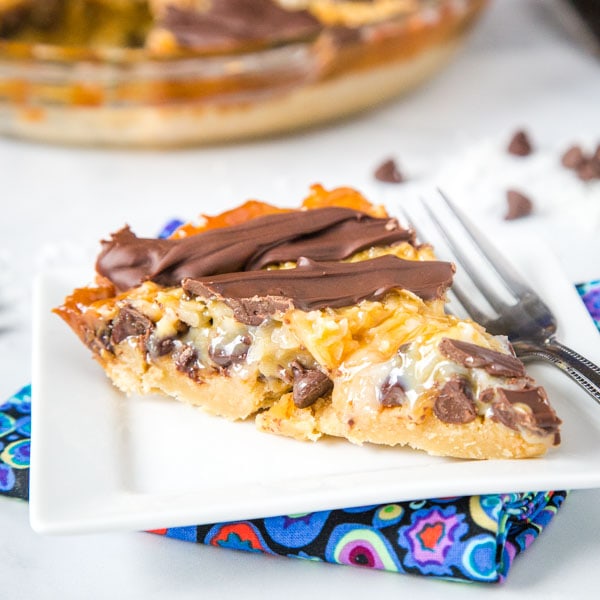 Samoa Cookie Pie - The classic Girl Scout Samoa Cookies in the form of a pie! Butter cookie crust topped with chocolate, caramel and toasted coconut.