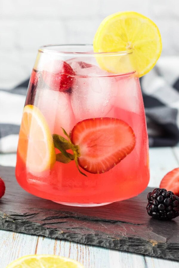 close up glass of lemonade